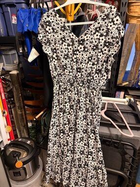 Black and White Daisy Print Midi Dress
